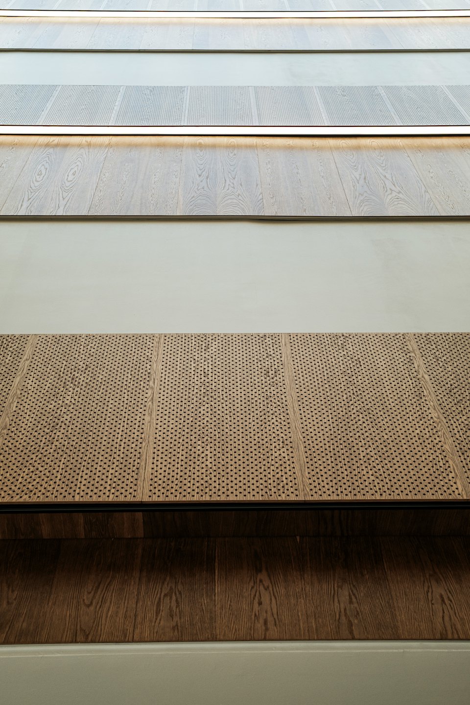 Moderne Wandpaneele mit Holztexturen und beleuchteten horizontalen Streifen.
